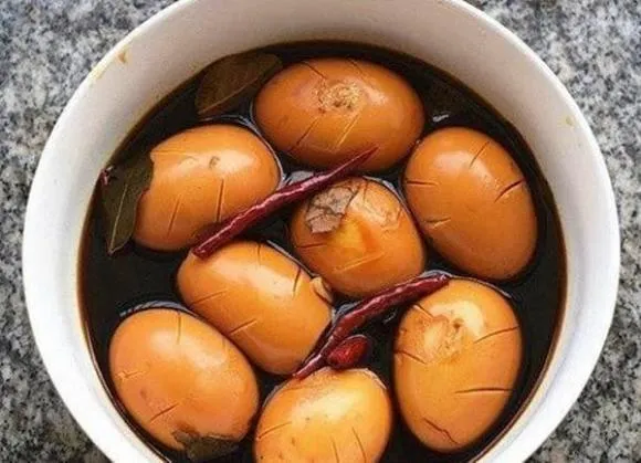 Đừng luộc trứng với nước nữa, trứng làm theo kiểu này dành cho người sành ăn, mùi thơm thấm tận vào bên trong lòng đỏ