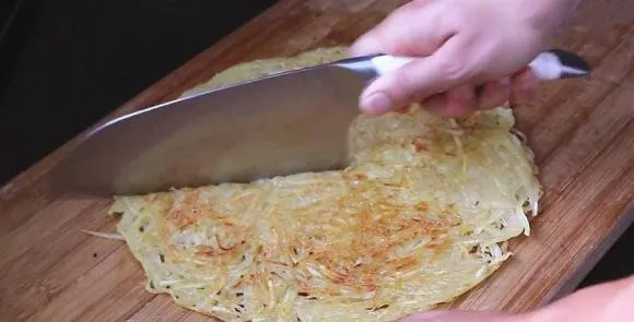 Đừng thêm bột mì và trứng vào bánh khoai tây vụn. Hãy thử món này. Bên ngoài bánh rất giòn và bên trong rất mềm
