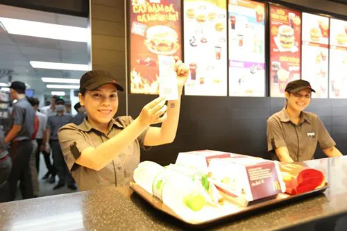 Hình ảnh quen thuộc tại hệ thống nhà hàng McDonald’s Việt Nam