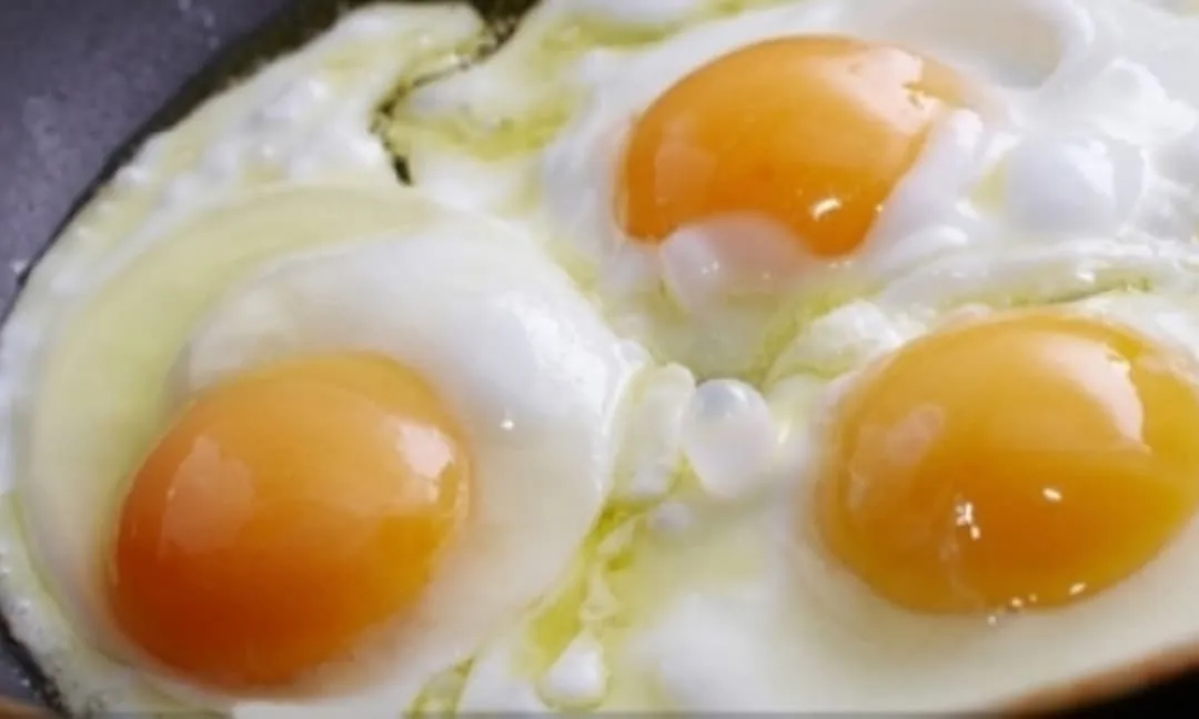 Hóa ra khi tráng trứng phải ‘thêm một vài thứ’ như thế này! Hèn gì trứng rán ở quán thơm mềm và ngon! Hãy ghi nhớ nó ngay bây giờ! !