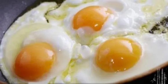 Hóa ra khi tráng trứng phải ‘thêm một vài thứ’ như thế này! Hèn gì trứng rán ở quán thơm mềm và ngon! Hãy ghi nhớ nó ngay bây giờ! !