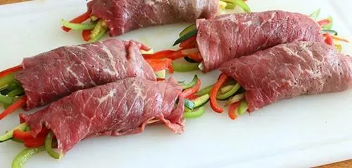 Học làm món bò cuốn rau củ áp chảo lạ miệng