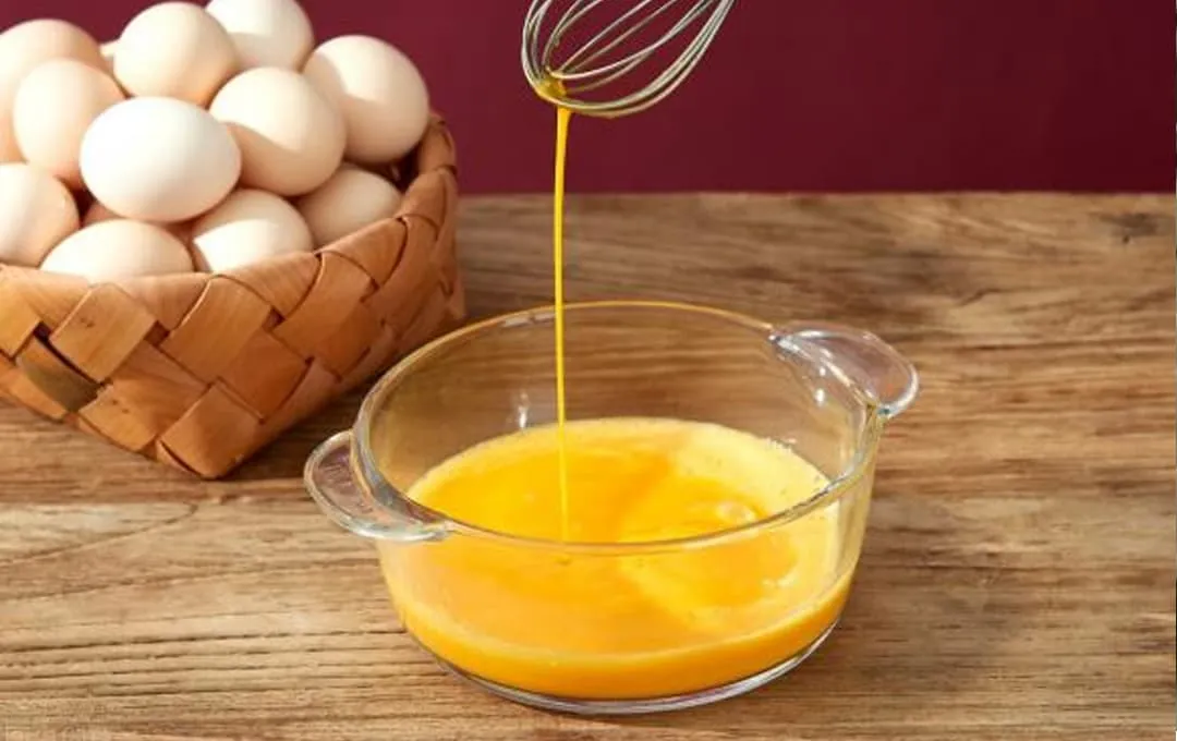 Khi đánh trứng, cho thêm 2 vị nữa, trứng sẽ tơi mềm, không bị cứng và thơm ngon hơn