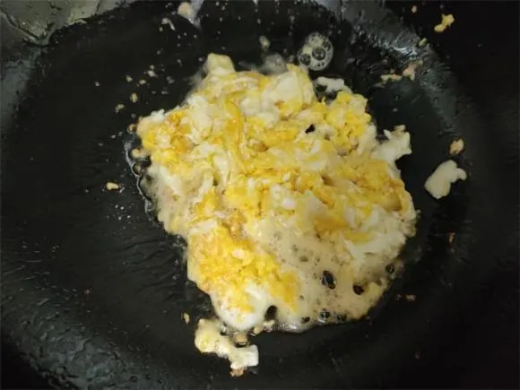 Khi đánh trứng, cho thêm 2 vị nữa, trứng sẽ tơi mềm, không bị cứng và thơm ngon hơn