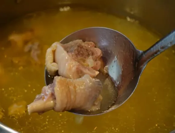 Khi hầm súp gà, một số người chần trước và một số người thì nấu trực tiếp, hướng dẫn bạn cách nấu chính xác, nước súp gà thơm ngon và không bị tanh