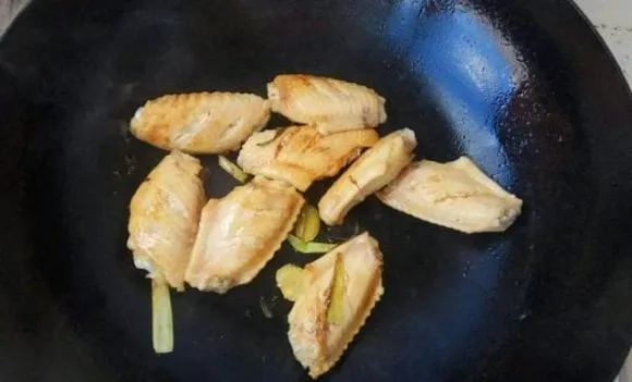 Khi làm món cánh gà om, bạn hãy thêm một bước nữa để cánh gà thơm ngon hơn và không còn mùi tanh