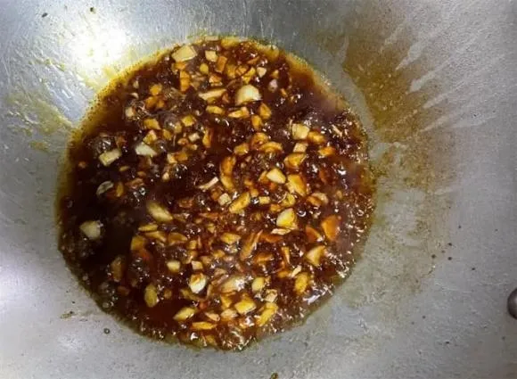 Khi làm món xà lách với dầu hào, không nên nấu trực tiếp trong nồi, nêm 2 loại gia vị trước, xà lách sẽ giòn và ngon