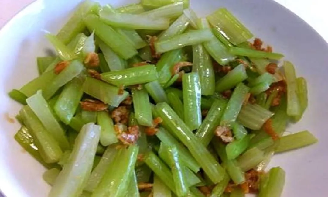 Khi làm salad cần tây có một mẹo rất quan trọng, cần tây sẽ giòn, mềm và ngon hơn