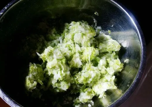 Khi làm sủi cảo, không nên trộn trực tiếp rau cải thảo. Làm thêm một bước nữa, phần nhân sẽ không chảy nước và bánh sẽ ngon hơn