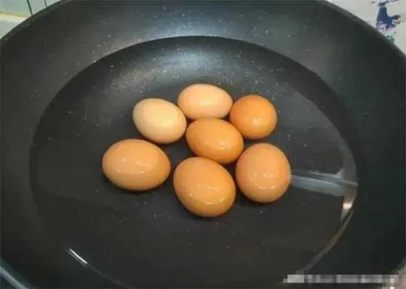 Khi luộc trứng, tránh luộc trong nước lạnh, hướng dẫn bạn cách làm đúng, trứng sẽ ngon mềm, vừa chạm vào sẽ bong vỏ