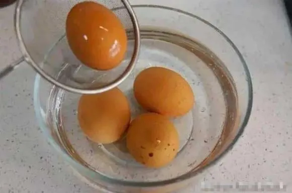 Khi luộc trứng, tránh luộc trong nước lạnh, hướng dẫn bạn cách làm đúng, trứng sẽ ngon mềm, vừa chạm vào sẽ bong vỏ