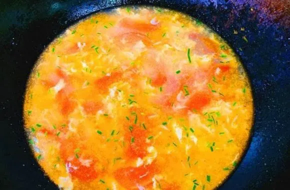 Khi nấu súp cà chua trứng, bạn không nên nấu trực tiếp cà chua, thêm một bước nữa sẽ giúp súp đặc và đậm đà hơn