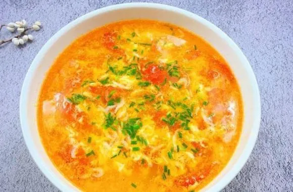 Khi nấu súp cà chua trứng, bạn không nên nấu trực tiếp cà chua, thêm một bước nữa sẽ giúp súp đặc và đậm đà hơn