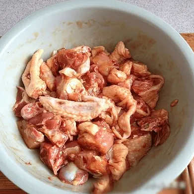 Khi om gà, việc cho trực tiếp vào nồi là “tối kỵ”, đầu bếp dạy một mẹo nhỏ giúp thịt gà thơm ngon hơn