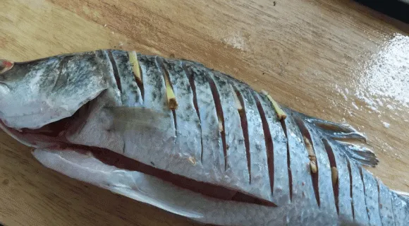 Khi rán cá da luôn bị nứt, anh chủ nhà hàng tiết lộ một cách giúp cá không dính chảo, không bị nát