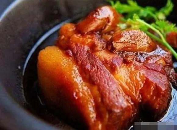 Không cần nêm quá nhiều gia vị khi làm món thịt lợn hầm tại nhà, chỉ cần nhớ ‘tứ vị hương’ là đủ