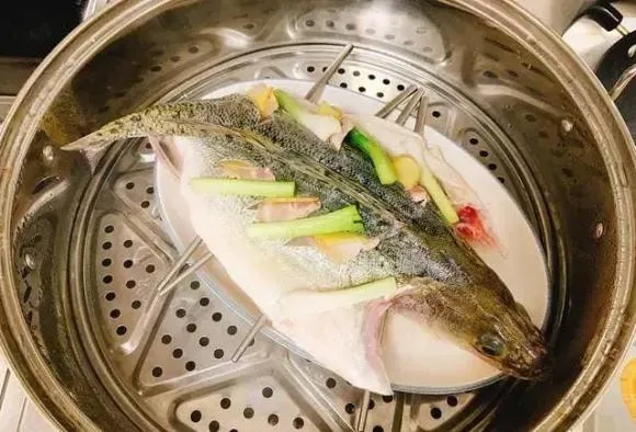 Không nên hấp trực tiếp cá trong nồi, cho thêm ít “nó” vào hấp cùng, cá chín mềm, ngon ngọt mà không có mùi tanh