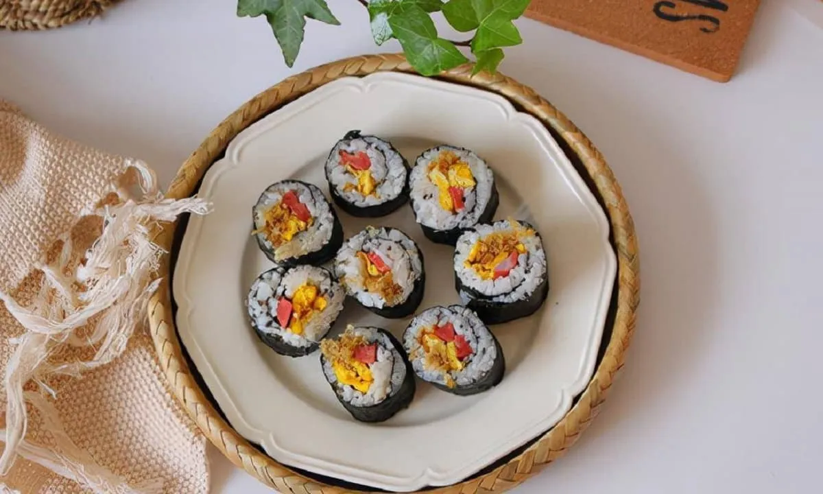 Kimbap nhà làm, trộn và kết hợp các thành phần theo ý muốn, đẹp mắt và ngon miệng