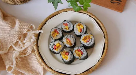 Kimbap nhà làm, trộn và kết hợp các thành phần theo ý muốn, đẹp mắt và ngon miệng