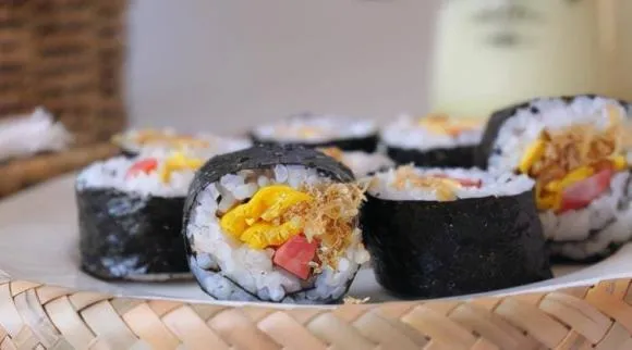 Kimbap nhà làm, trộn và kết hợp các thành phần theo ý muốn, đẹp mắt và ngon miệng