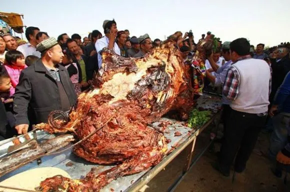 Kỳ lạ món ‘Lạc đà nhồi nguyên con’