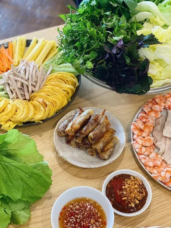 Làm bánh tráng cuốn chống ngấy ngon nhất ở khâu pha nước chấm, gợi ý cho bạn hai phiên bản ‘siêu bắt miệng’