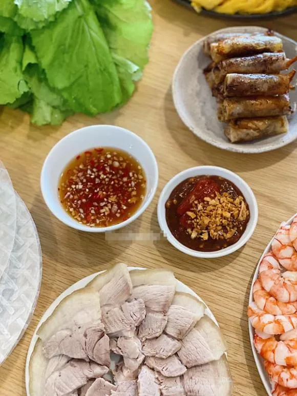 Làm bánh tráng cuốn chống ngấy ngon nhất ở khâu pha nước chấm, gợi ý cho bạn hai phiên bản ‘siêu bắt miệng’