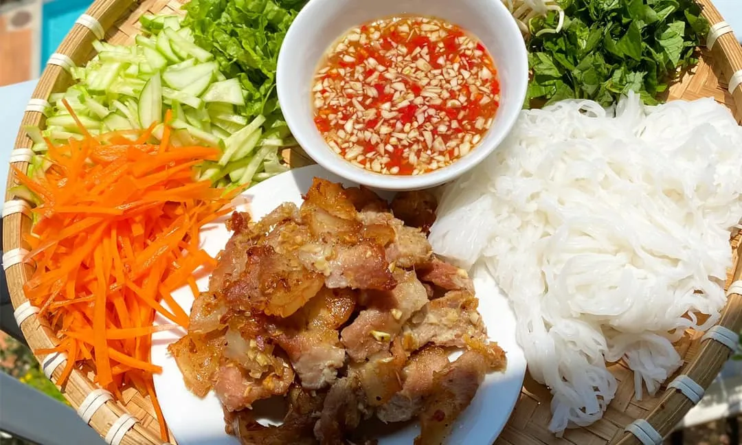 Làm mẹt bún thịt nướng bằng nồi chiên không dầu theo hướng dẫn này đảm bảo thịt mềm ngon, không lo cháy