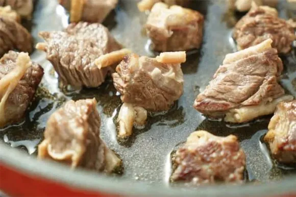 Làm món khoai tây và thịt bò hầm, thêm ‘thứ này’ vào cùng, người nào người nấy khen xuýt xoa