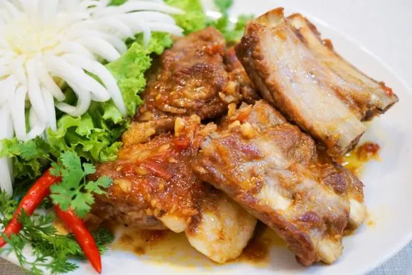 Làm món sườn sốt chua ngọt