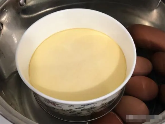 Làm món tôm hấp trứng, làm thêm 4 bước trước khi hấp, trứng chín mềm và không xốp, tươi ngon, thích hợp cho trẻ ăn