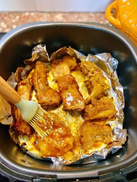 Làm sườn nướng bằng nồi chiên không dầu, hãy bỏ túi bí quyết này để món ăn ngoài vàng ngon không bị cháy xém, trong thịt mềm thấm vị