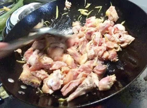 Làm thịt gà rang lá chanh siêu dễ, nhưng không biết 3 lưu ý này bảo sao món ăn lại chẳng ngon đúng điệu