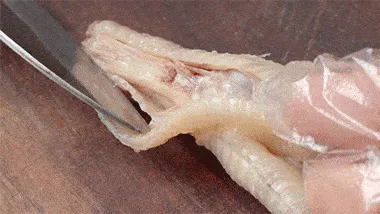 Mách bạn cách làm món chân gà rút xương phiên bản chua cay