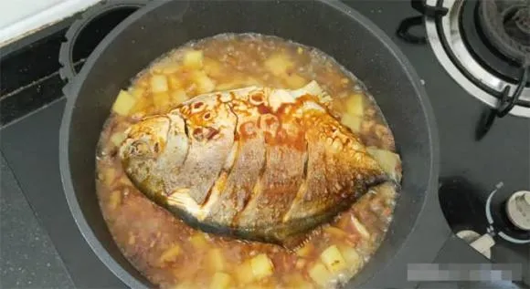 Món cá ngày Tết có cách ăn vui nhộn, thêm 2 củ khoai vào cùng cá, ngon tuyệt cú mèo