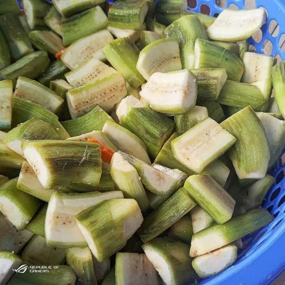 Món cá trắm kho thịt cho thêm một thứ nước, thành phẩm vừa thơm ngon lại có màu cánh gián đẹp mắt