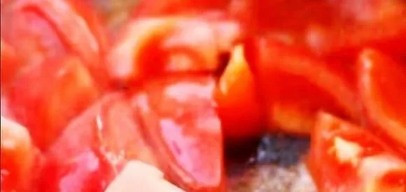 Món ức bò hầm với cà chua và khoai tây cực kỳ hấp dẫn, ngon miệng. Nước súp đậm đà và mềm ngọt