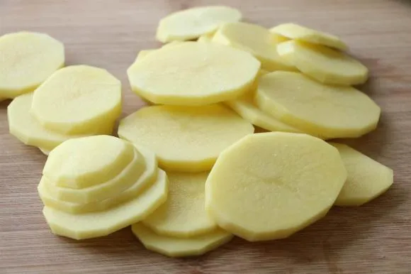 Một cách mới để ăn khoai tây! Biến nó thành hình một khuôn mặt đang cười và bọn trẻ sẽ làm theo cùng với ‘những bông hoa hạnh phúc’