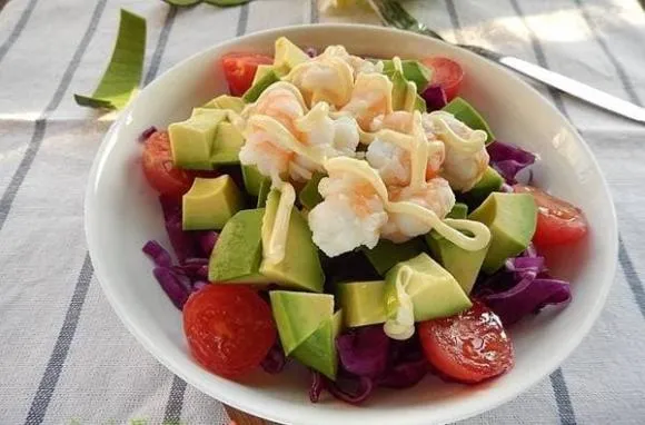 Mùa hè làm sao có thể thiếu những món salad đầy màu sắc này, thêm quả bơ để tăng gấp đôi dinh dưỡng