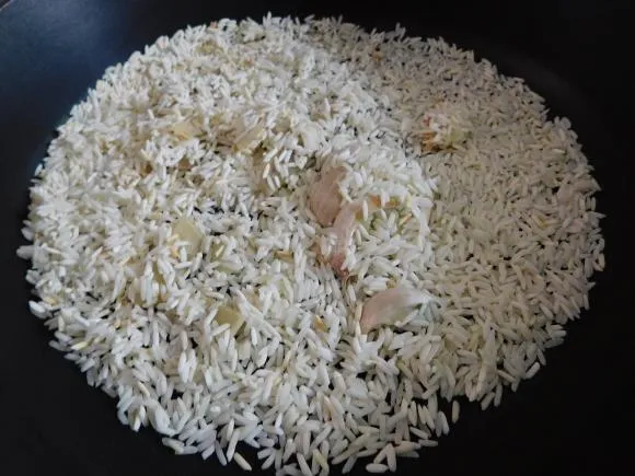 Muốn nấu cháo ngon đừng bỏ qua bước rang gạo với nguyên liệu này
