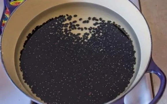 Nấu chè đồ đen tại nhà ‘bỏ túi’ mẹo này để hạt căng tròn bùi bở, ngon như ngoài hàng