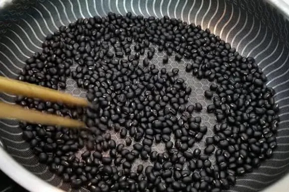 Nấu chè đồ đen tại nhà ‘bỏ túi’ mẹo này để hạt căng tròn bùi bở, ngon như ngoài hàng
