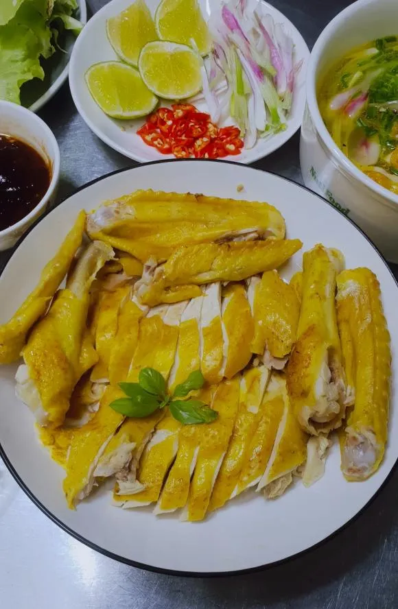 Nấu phở gà thanh đạm cho gia đình, đừng quên mẹo để da gà giòn căng, sần sật từng miếng cắn