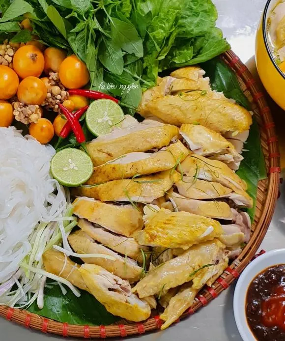 Nấu phở gà thanh đạm cho gia đình, đừng quên mẹo để da gà giòn căng, sần sật từng miếng cắn