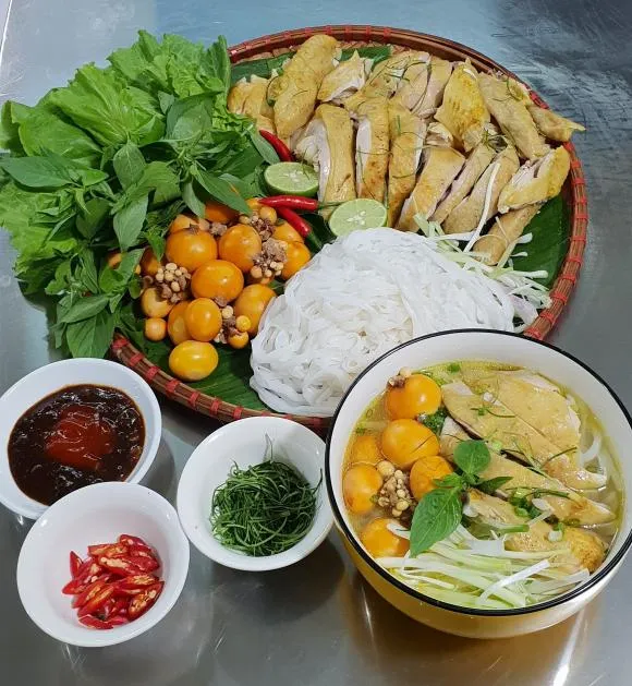 Nấu phở gà thanh đạm cho gia đình, đừng quên mẹo để da gà giòn căng, sần sật từng miếng cắn