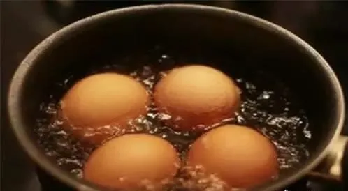 Nấu trứng trong mấy phút là bổ dưỡng và an toàn nhất? Nhóm người nào không nên ăn trứng?