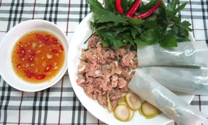 Nem chua nướng cuốn bánh tráng