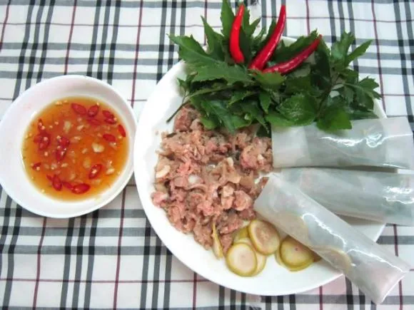 Nem chua nướng cuốn bánh tráng