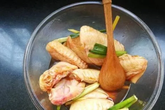 Nếu không có trứng hoặc vụn bánh mì, bạn vẫn có thể chiên cánh gà giòn bên ngoài và mềm bên trong theo công thức đặc biệt này