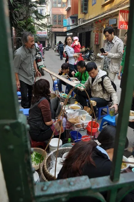 Những quán bún, miến trong ngõ hẻm vẫn đắt khách